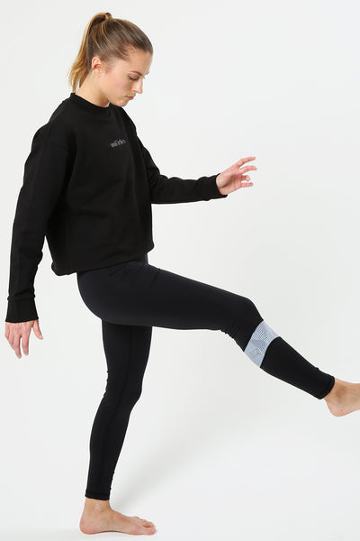 POWER LEGGINGS mit URBAN STORIES Streifen 100 % recyceltes Material und Ambiletics Sweater Black aus 100 % Bio-Baumwolle Ambiletics Nachhaltige Yoga- und Sportbekleidung